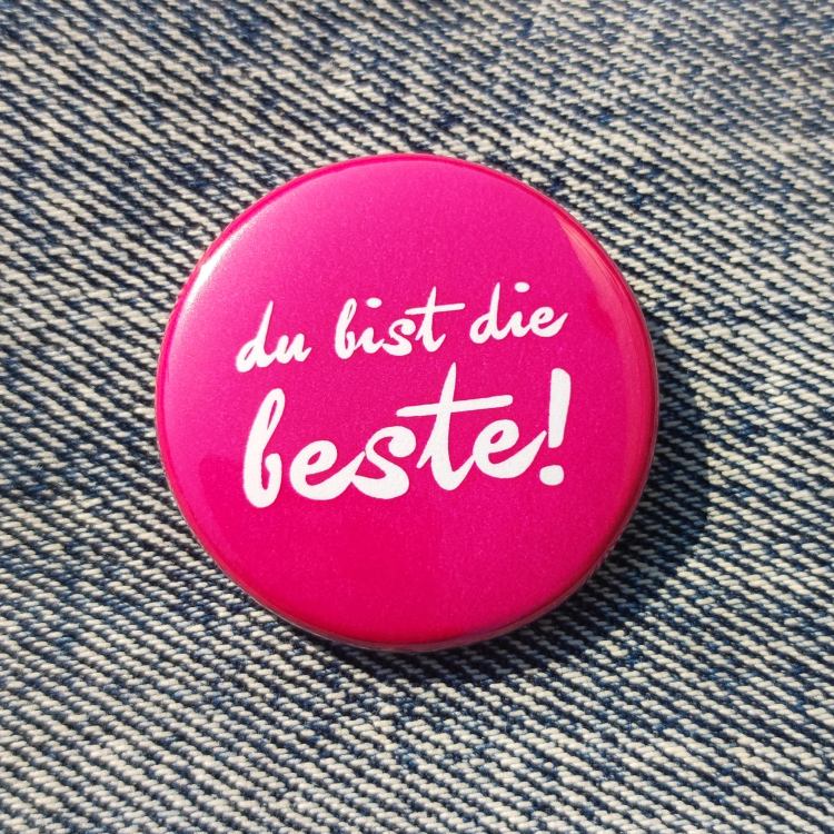 Ansteckbutton du bist die beste! auf Jeans